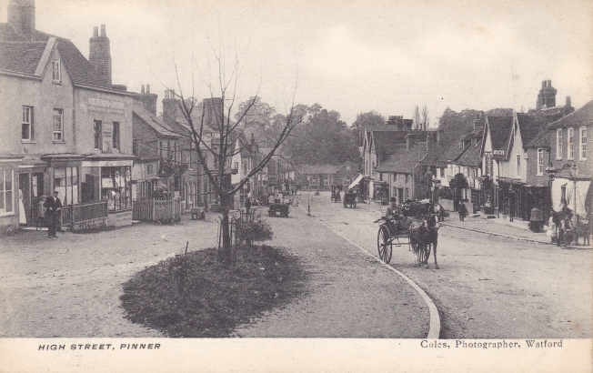 Looking down the High Street circa 1905